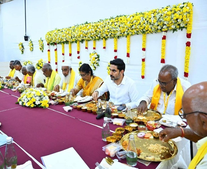 ఉండవల్లిలో టీడీపీ ఆత్మీయ విందు