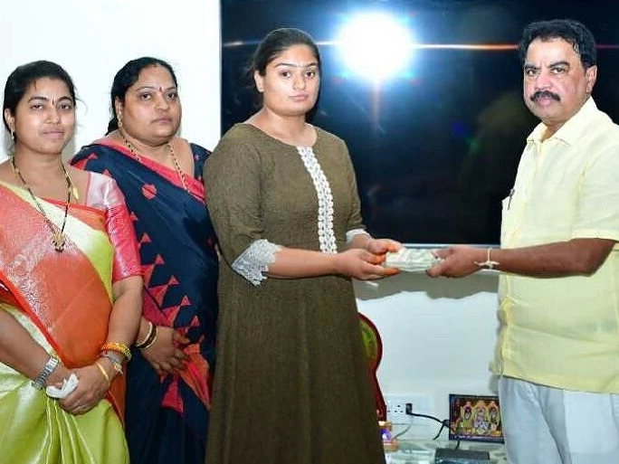 విద్యార్థిని చదువుకు ఎమ్మెల్యే ఆర్థిక సాయం