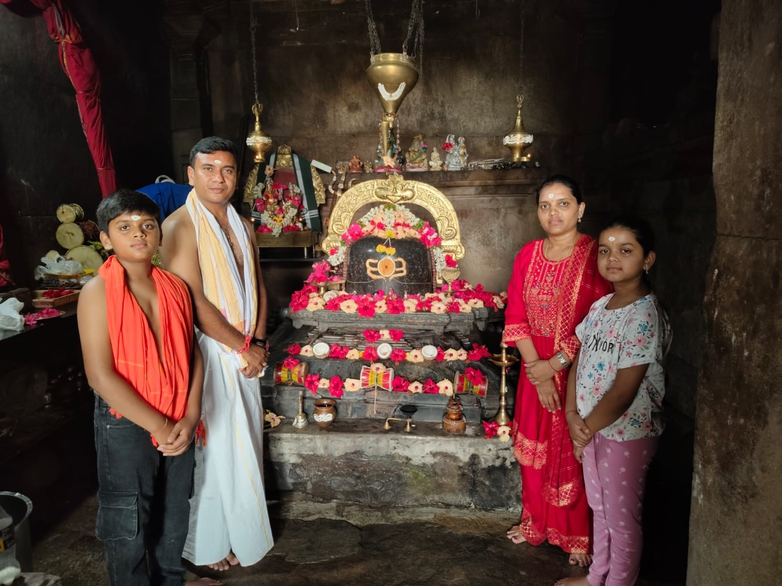 కోటగుళ్లలో ప్రత్యేక పూజలు నిర్వహించిన నేరేడుచర్ల ఎస్సై