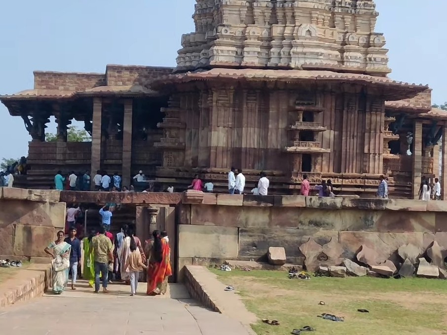 రామప్ప ఆలయానికి తరలివచ్చిన భక్తులు