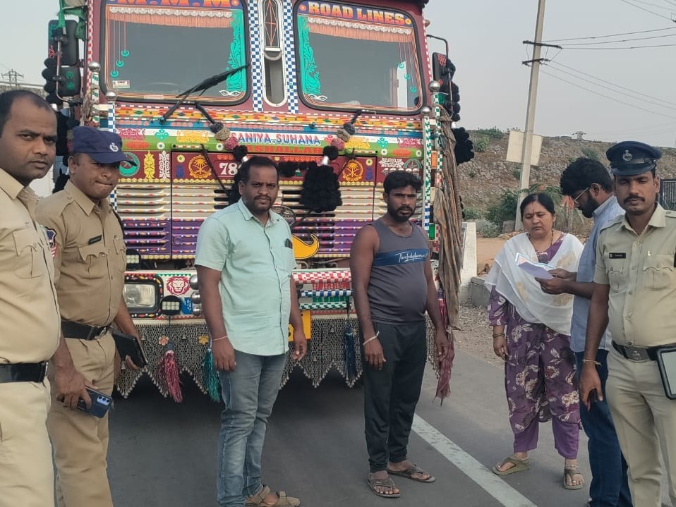 రామాయంపేట మండలంలో ఇసుక పెట్రోలింగ్