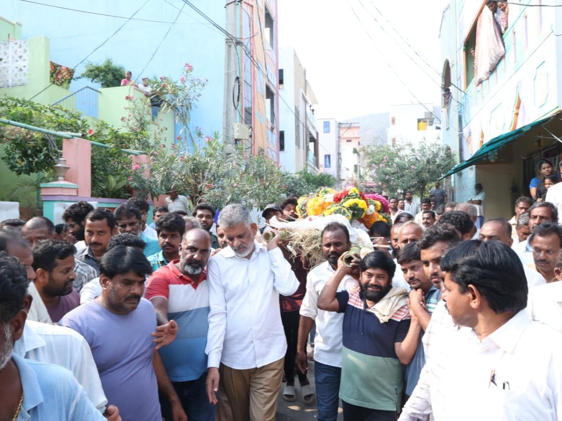 వైఎస్‌ఆర్‌సీపీ నేత పాడె మోసిన చెవిరెడ్డి