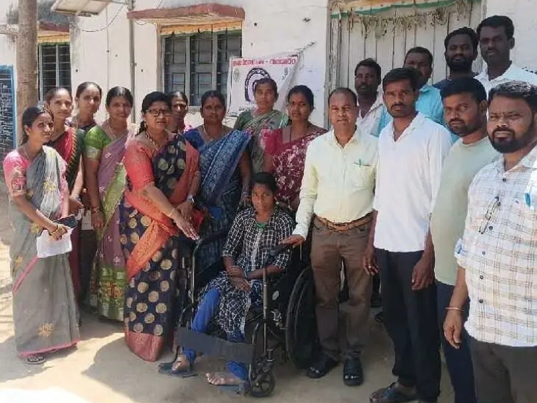 దివ్యాంగులకు వీల్‌చైర్లు అందజేత