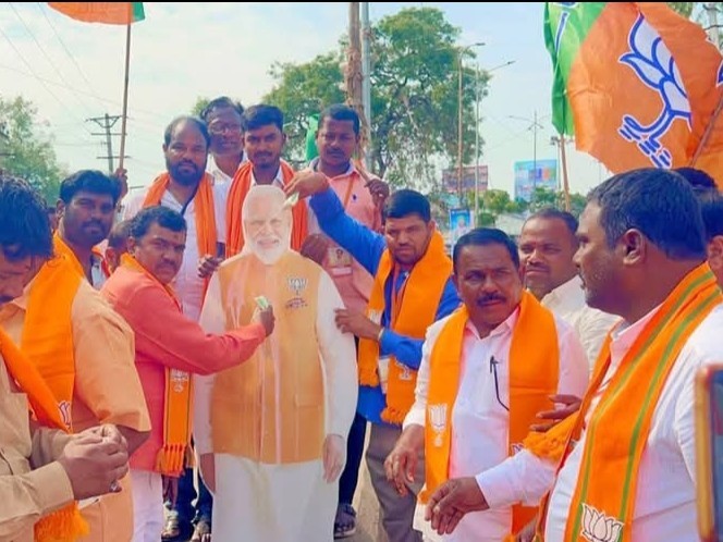 ప్రధాని నరేంద్ర మోదీ చిత్రపటానికి పాలాభిషేకం