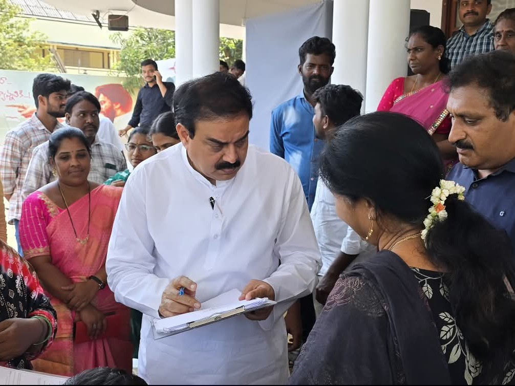 ప్రజల సమస్యలపై మంత్రి ఆర్జీలు స్వీకరణ