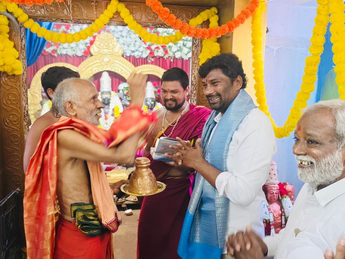 కోదండ రామాలయంలో మాజీ ప్రభుత్వ విప్ పూజలు