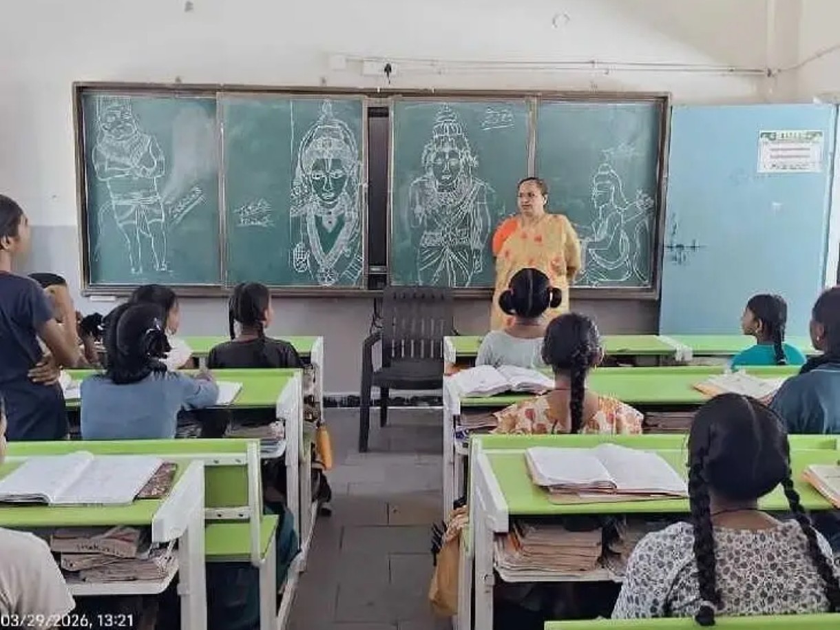 కస్తూర్బా గాంధీ విద్యాలయాన్ని సందర్శించిన కలెక్టర్