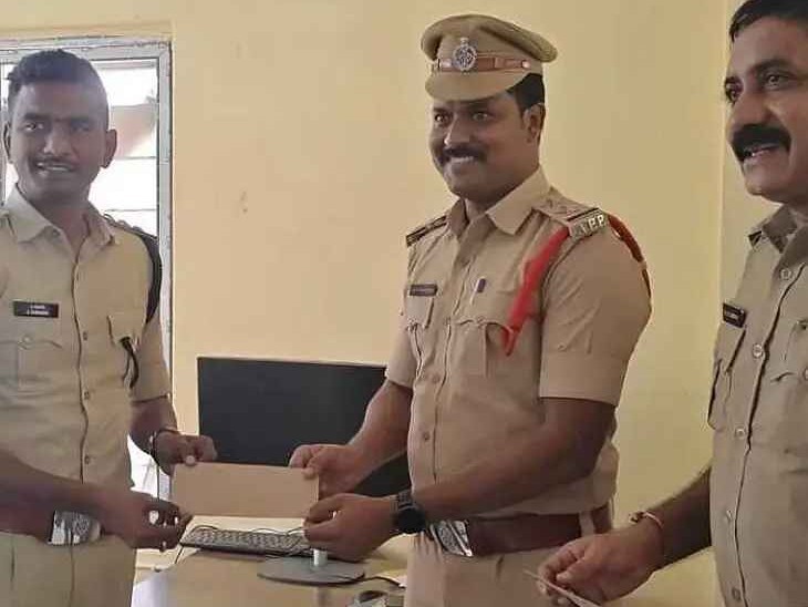ఎస్సైని అభినందించిన నార్త్ జోన్ DSP సురేష్