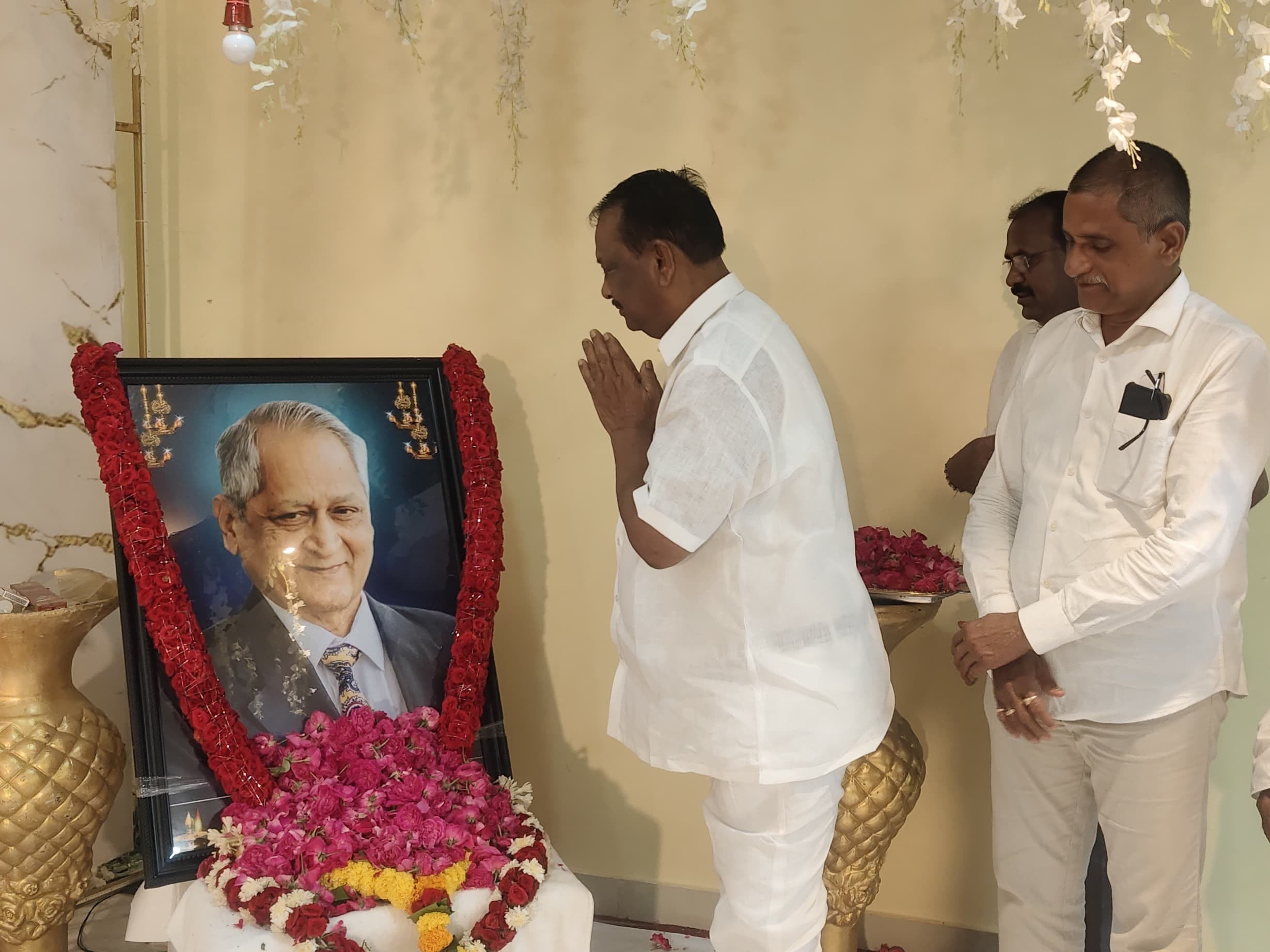 మాజీ డీజీపీకి నివాళులర్పించిన ఎమ్మెల్యే