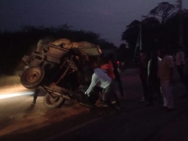 కారు,ట్రాక్టర్ ఢీ.. వాహనాలు ద్వంసం
