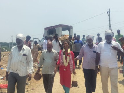 తండ్రికి తలకొరువి పెట్టిన కూతురు