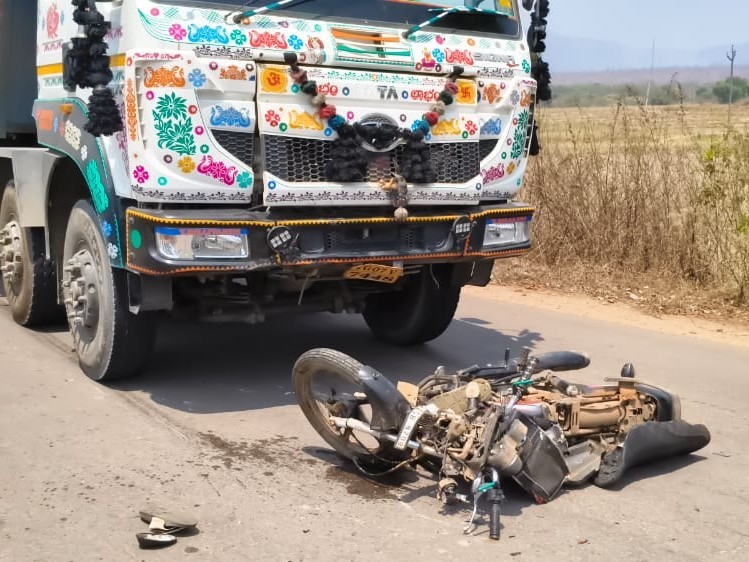 పాలెం వద్ద రోడ్డు ప్రమాదం.. ద్విచక్ర వాహనాన్ని డికొన్న లారీ