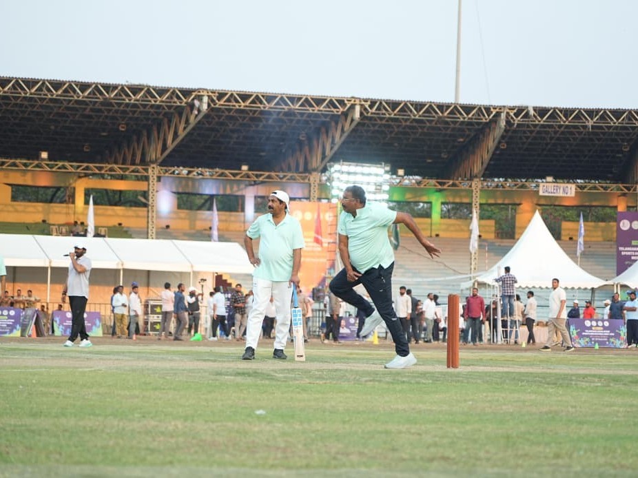 క్రికెట్ ఆడి సందడి చేసిన ఎమ్మెల్యే నాగరాజు