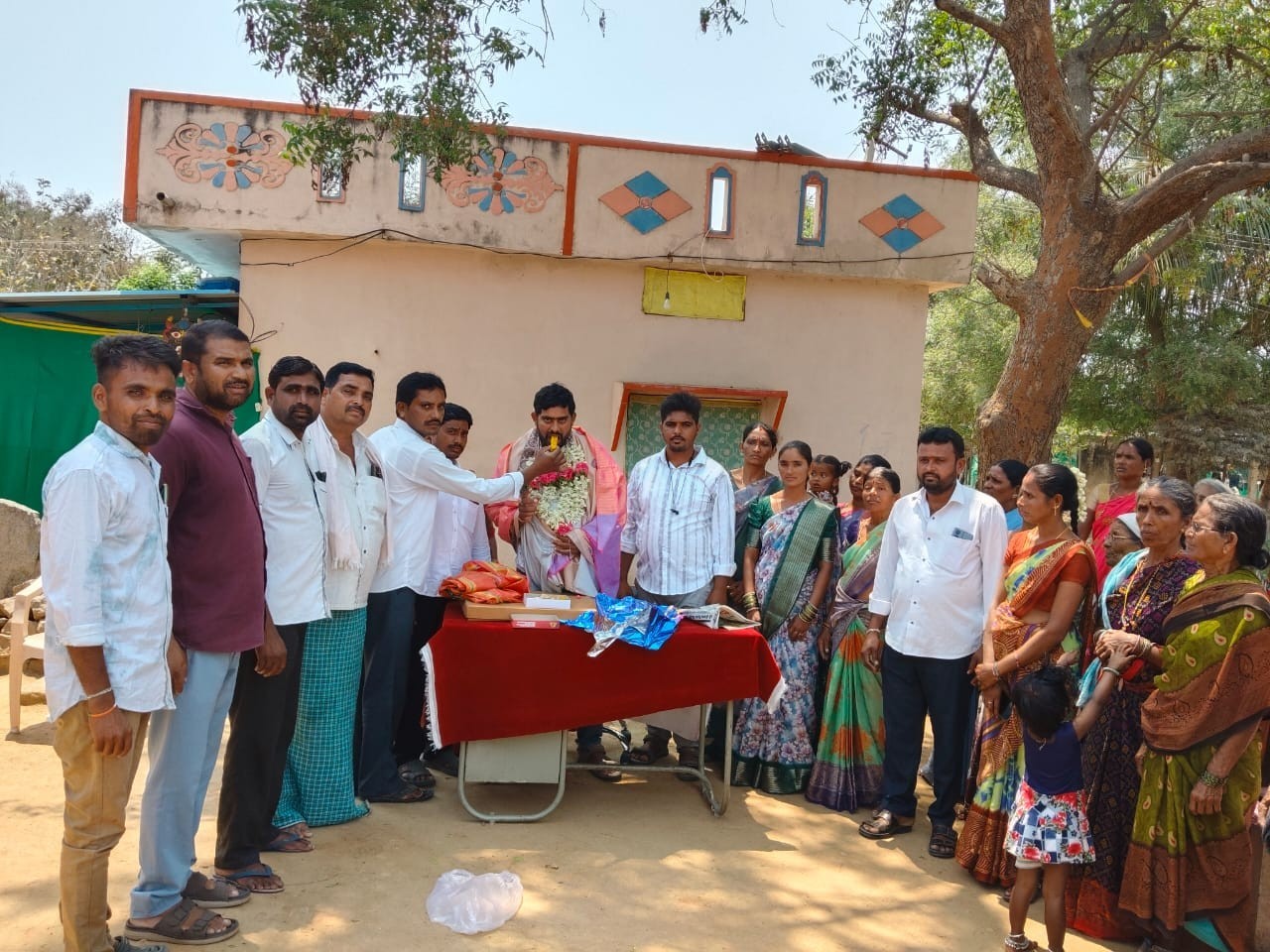 బదిలీపై వెళ్తున్న కార్యదర్శికి సన్మానం