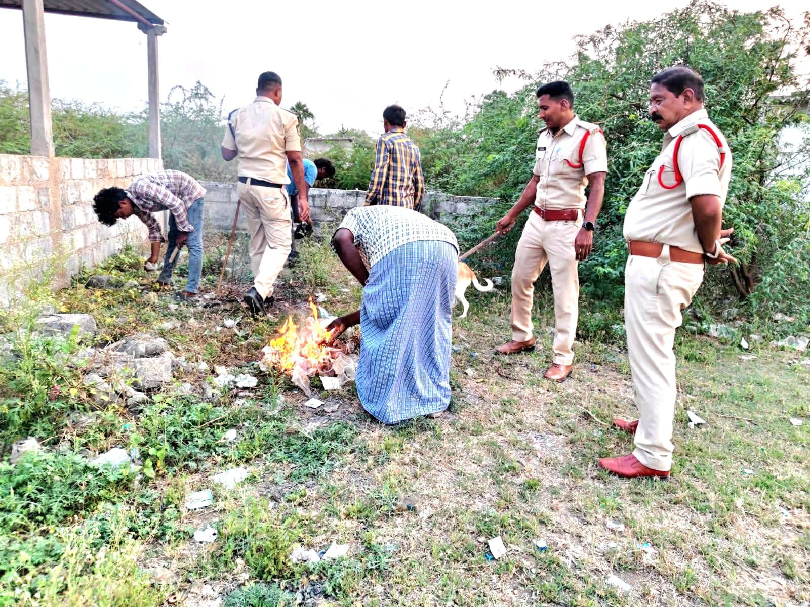 బహిరంగ ప్రదేశాల్లో శుభ్రం చేసిన పోలీసులు