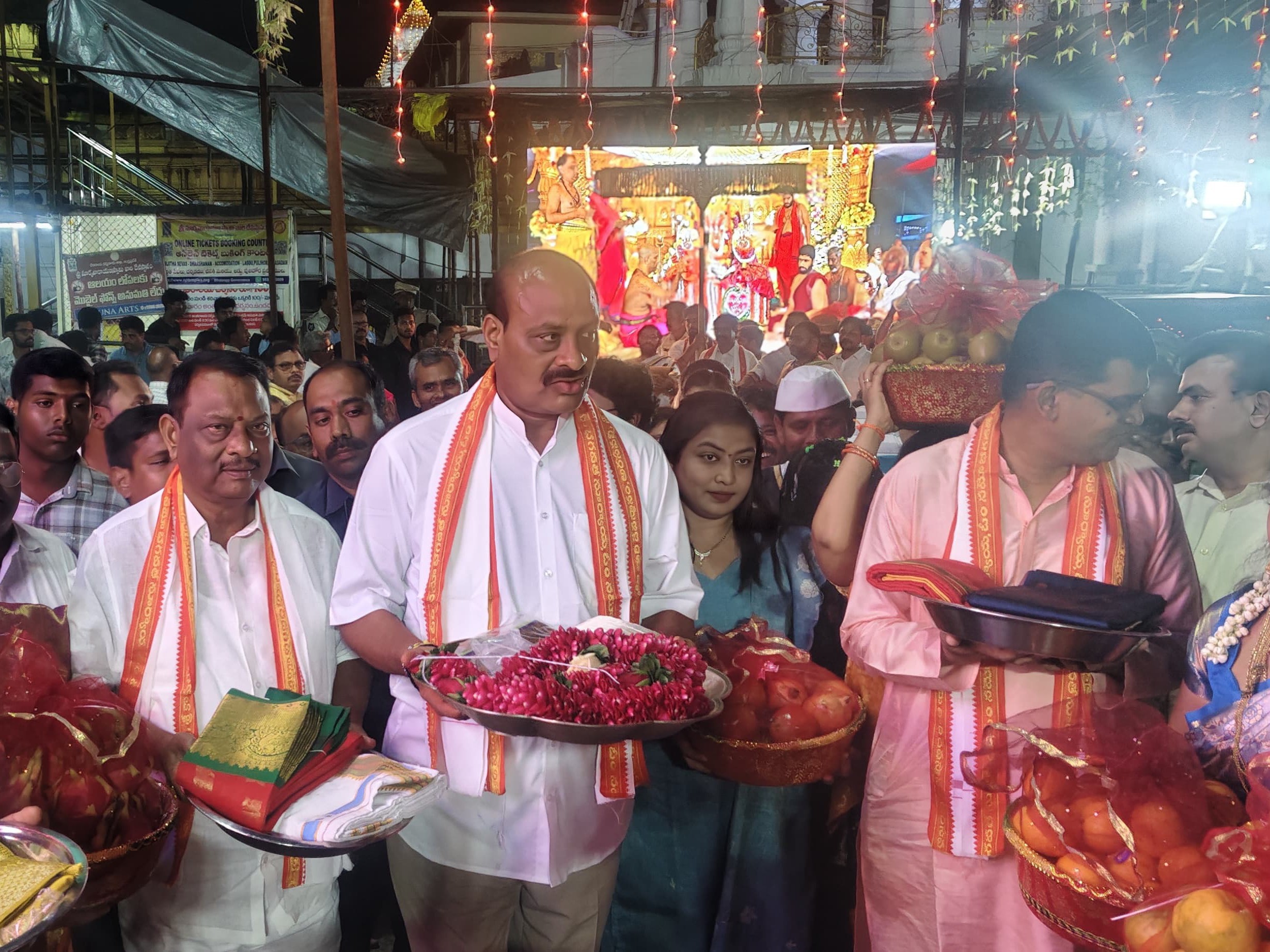 ఆదిత్యునికి పట్టు వస్తాలు సమర్పించిన మంత్రి