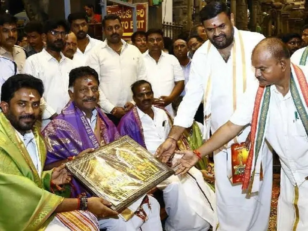 శ్రీకాళహస్తి స్వామి సేవలో తమిళనాడు మాజీ సీఎం