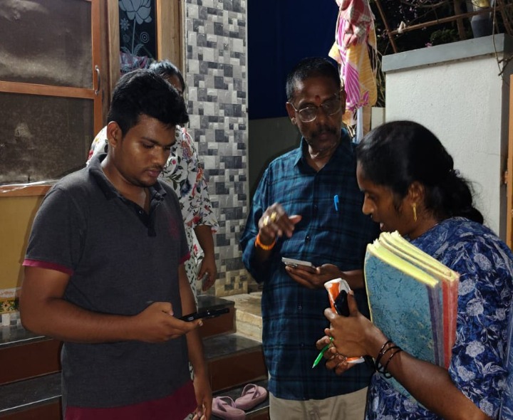 రాత్రయినా కూడా ఇంటి పన్ను వసూలులో అధికారులు