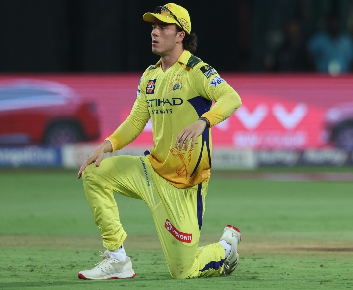 CSKకు షాక్.. స్టార్ బ్యాటర్ దూరం