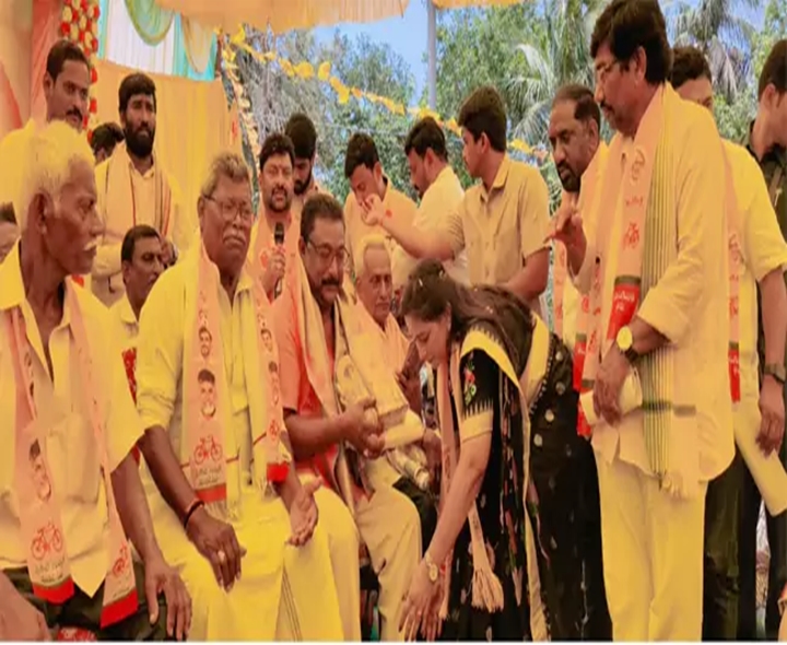 కార్యకర్తల కాళ్లు మొక్కిన మంత్రి