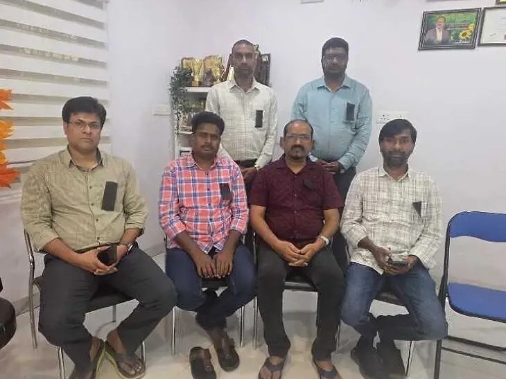 డాక్టర్లపై దాడులను నిరసిస్తూ నల్ల బ్యాడ్జీలతో నిరసన