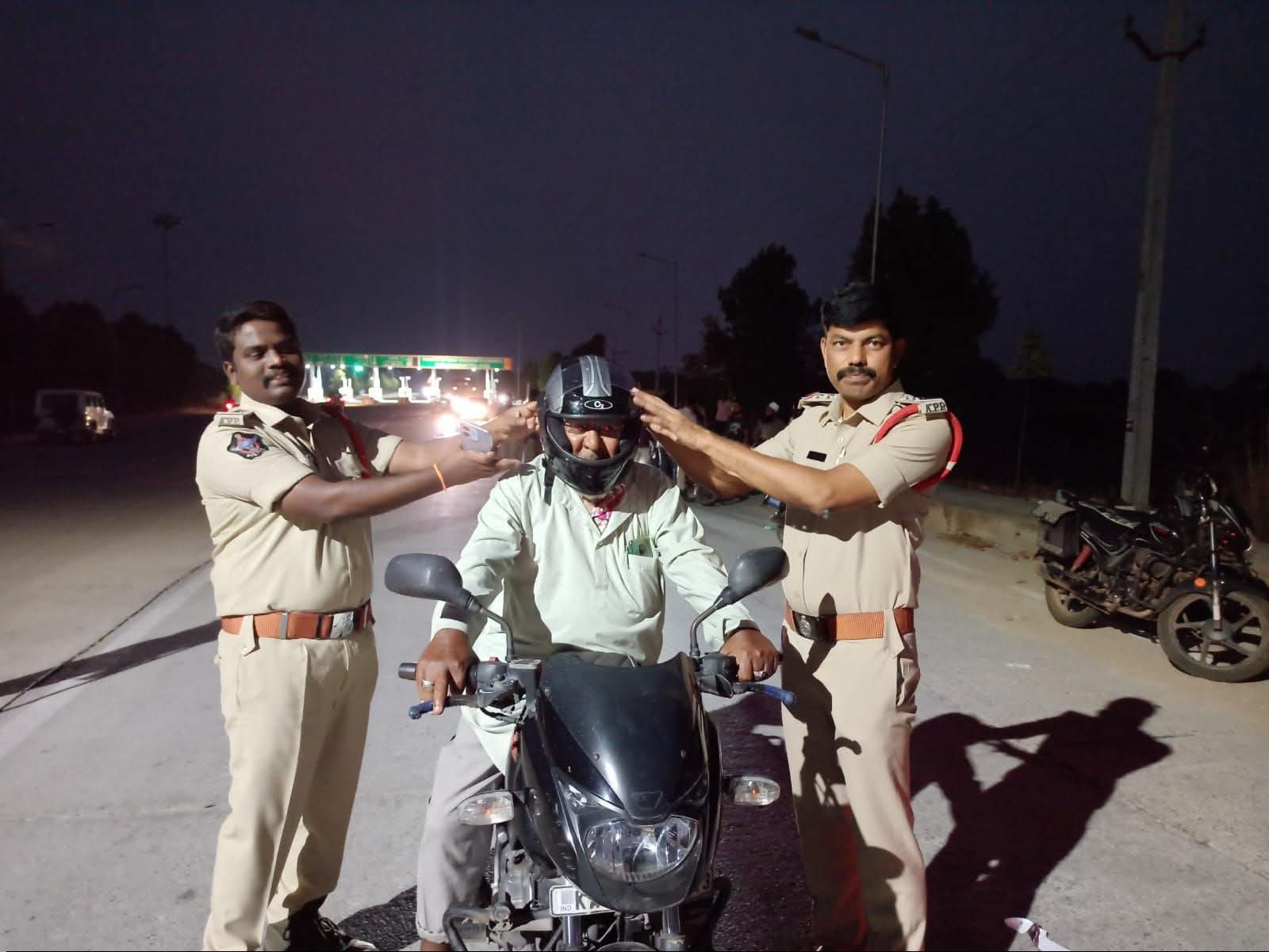 రోడ్డు భద్రతపై పోలీసుల ప్రత్యేక అవగాహన