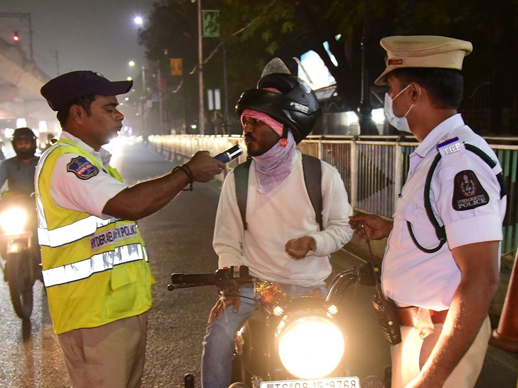 బైక్‌తో శబ్దాలు చేస్తే చర్యలు తప్పవు: సీఐ