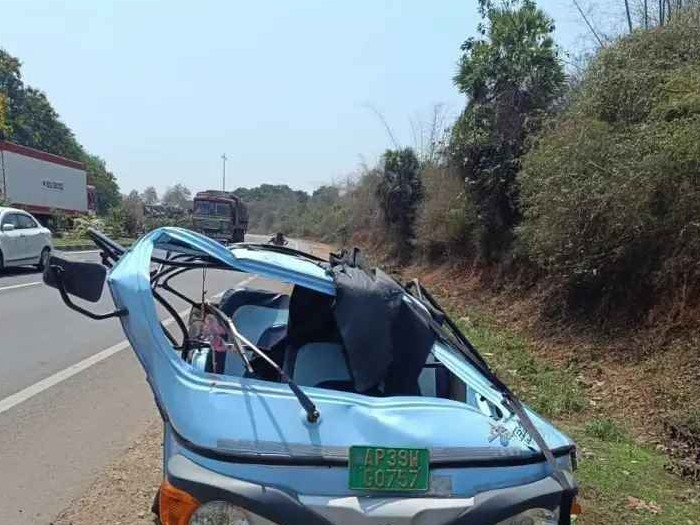 ఆటోను ఢీకొట్టిన BMW కారు.. ముగ్గురికి గాయాలు