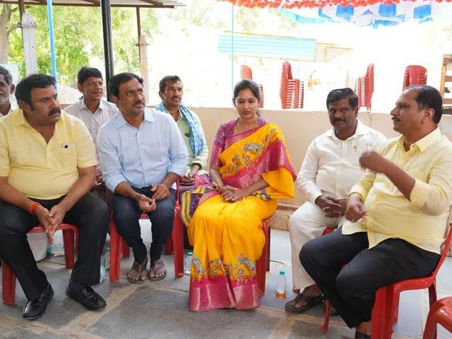 గుత్తా రవీంద్ర కుటుంబాన్ని పరామర్శించిన ఎమ్మెల్యేలు