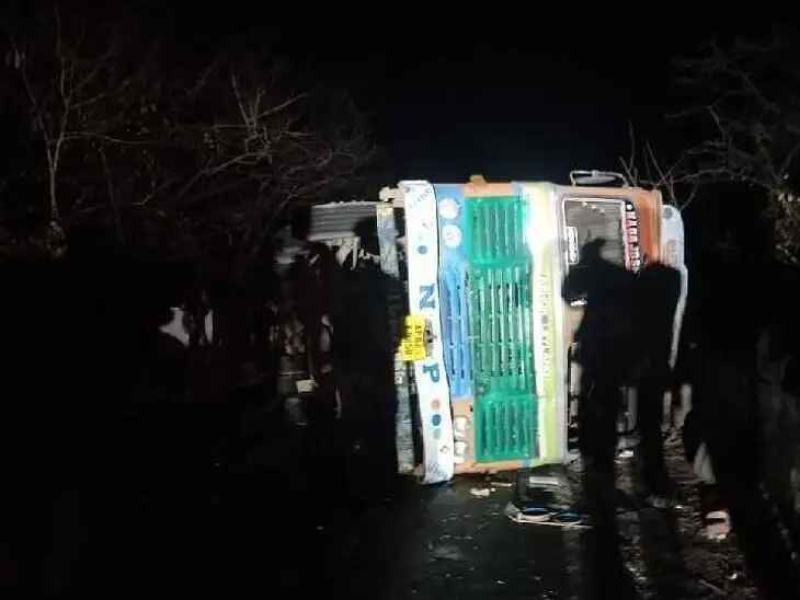 నల్లమల్ల ఘాట్ రోడ్డులో లారీ బోల్తా