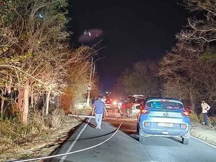 శ్రీశైలం హైవేపై పడిన కరెంటు స్తంభం