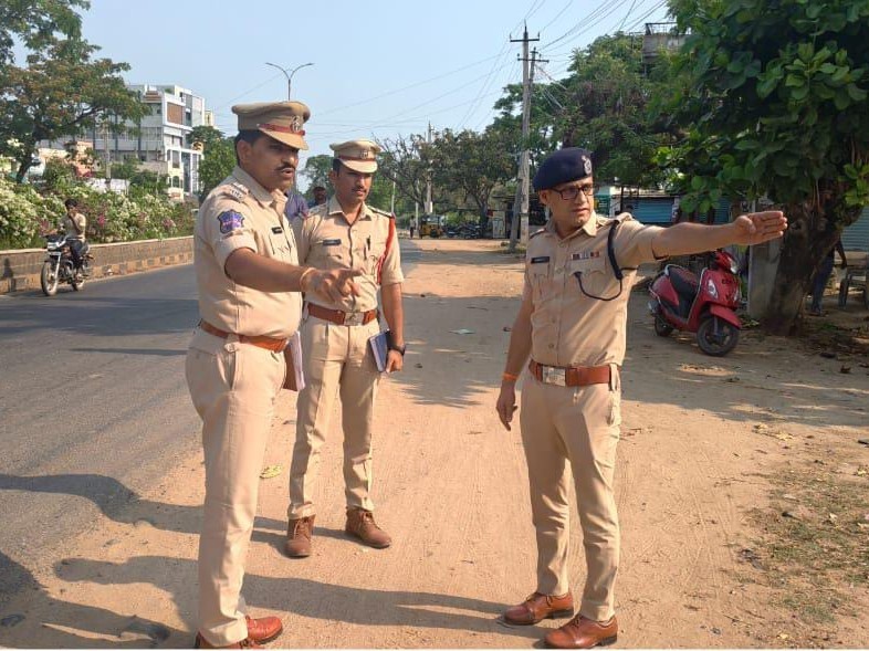 రోడ్డు ప్రమాద ఘటన స్థలాన్ని సందర్శించిన కమిషనర్