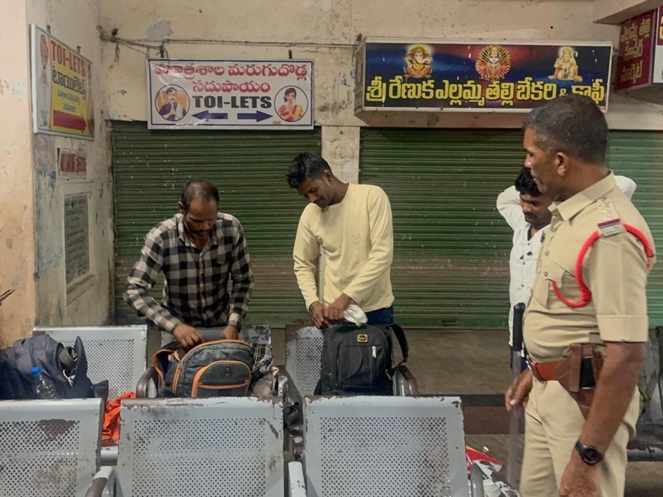 రైల్వే స్టేషన్, బస్టాండ్‌లలో తనిఖీలు