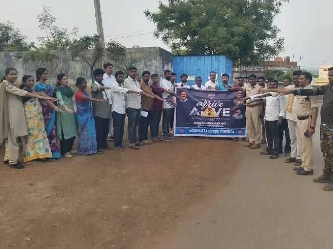 రోడ్డు భద్రతా నియమాలు పాటించాలి : ఎస్సై