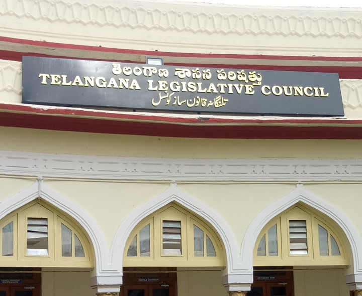 మండలిలో బీఆర్ఎస్ ఎమ్మెల్సీల ఆందోళన