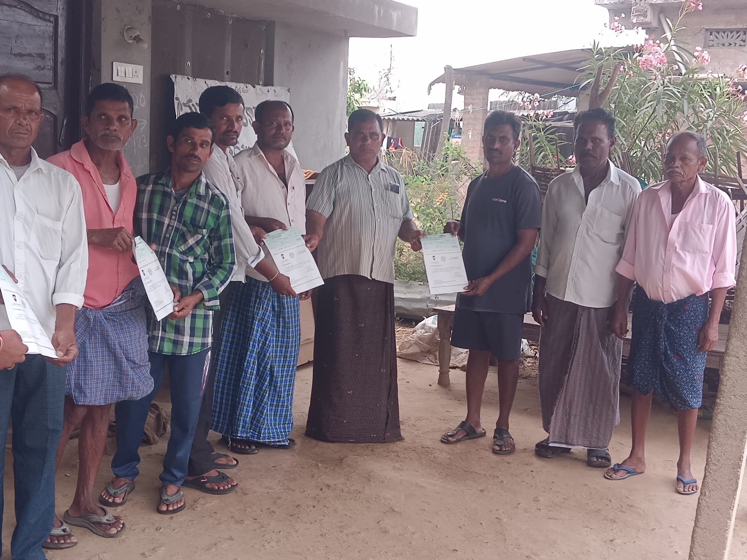 దుబ్బ తండాలో సీఎంఆర్ఎఫ్ చెక్కుల పంపిణీ