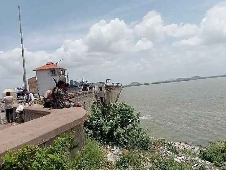 జూరాల ప్రాజెక్టుకు తగ్గుతున్న వరద నీరు