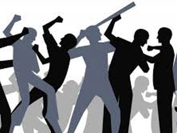 ఇరువర్గాలు ఘర్షణ.. ఇద్దరికి తీవ్ర గాయాలు