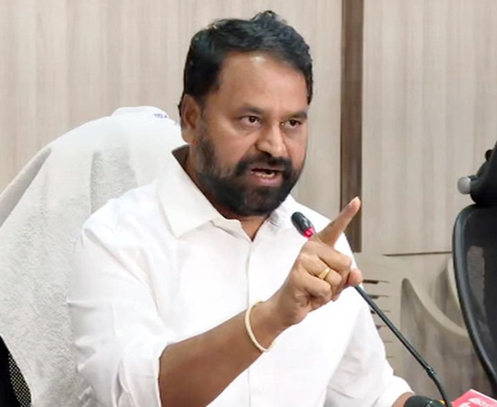 బీఆర్ఎస్ ఎమ్మెల్సీల నిరసన.. ఖండించిన కాంగ్రెస్