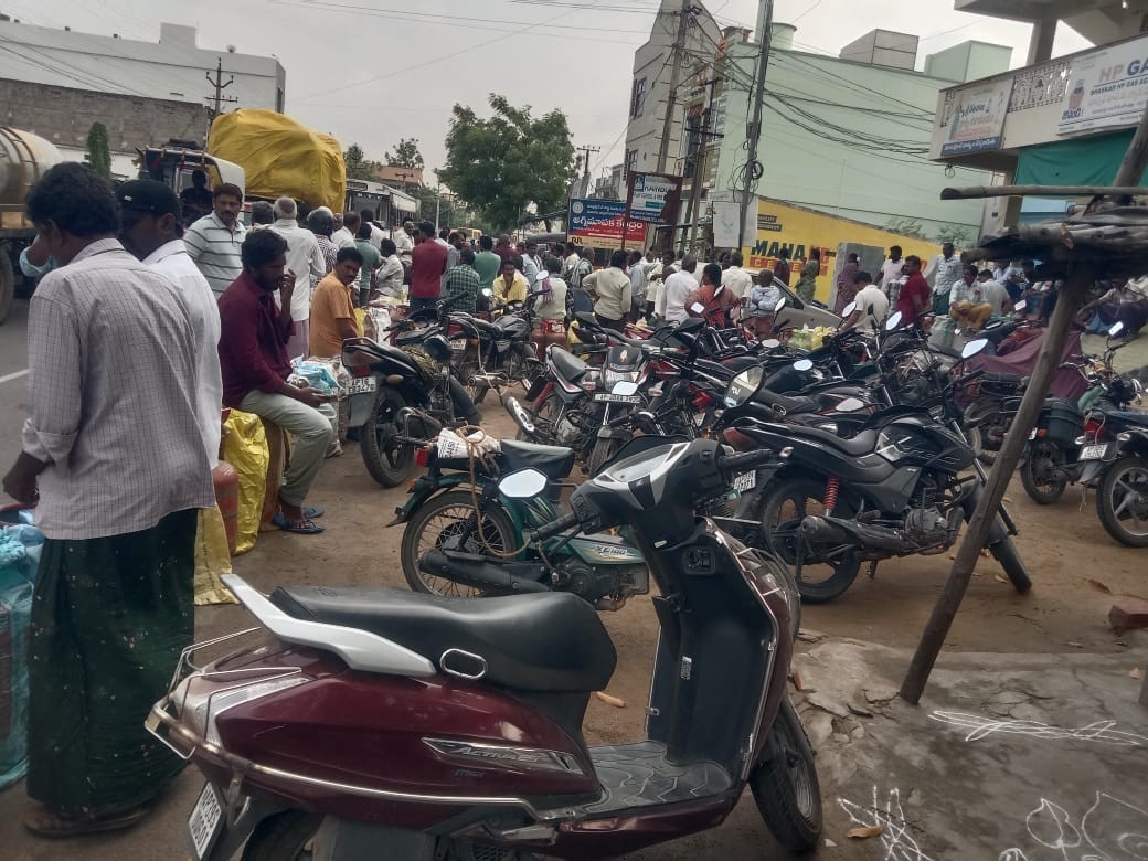 కంచికచర్లలో గ్యాస్ కోసం బారులు తీరిన జనం