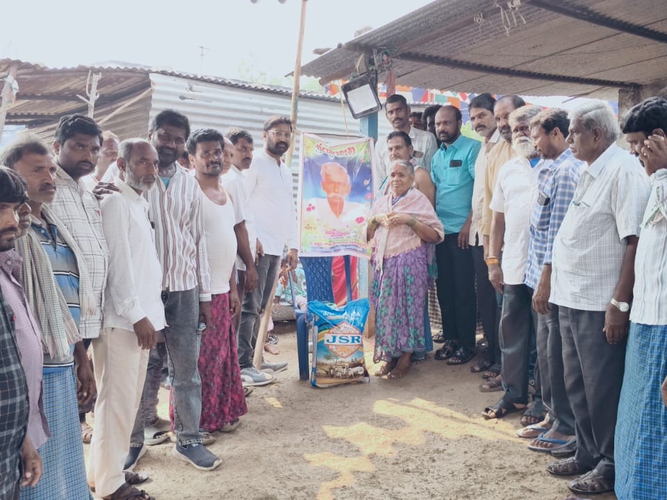 బాధిత కుటుంబ సభ్యులను పరామర్శించిన కాంగ్రెస్ నేతలు