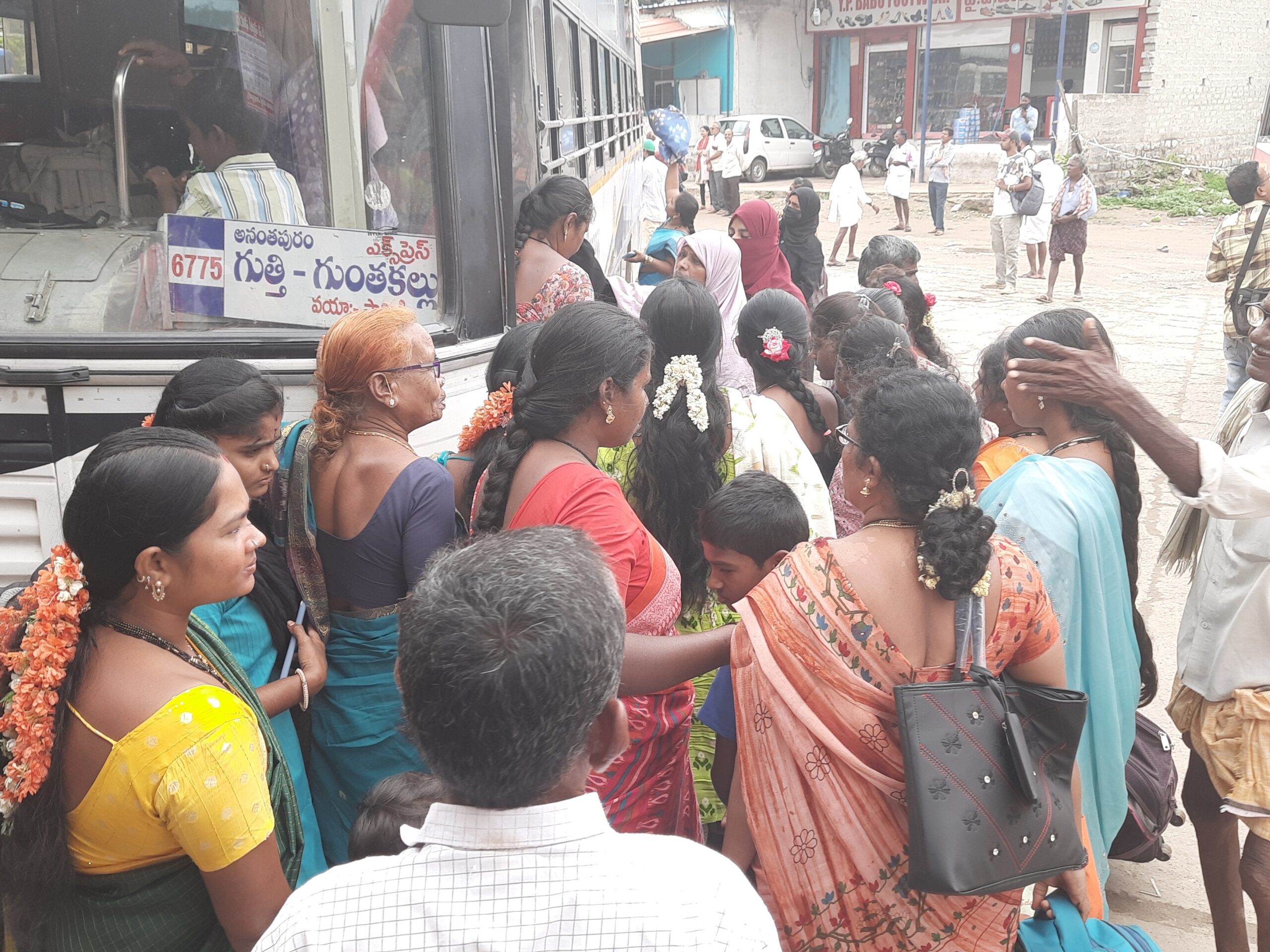 బస్టాండ్‌లో బంగారు గొలుసు మాయం.. కేసు నమోదు