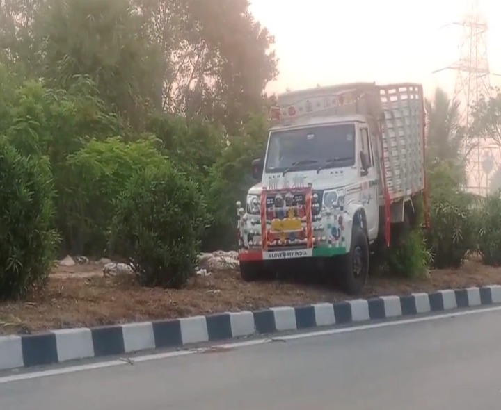 అదుపు తప్పి డివైడర్ ఎక్కిన టాటా ఏసీ