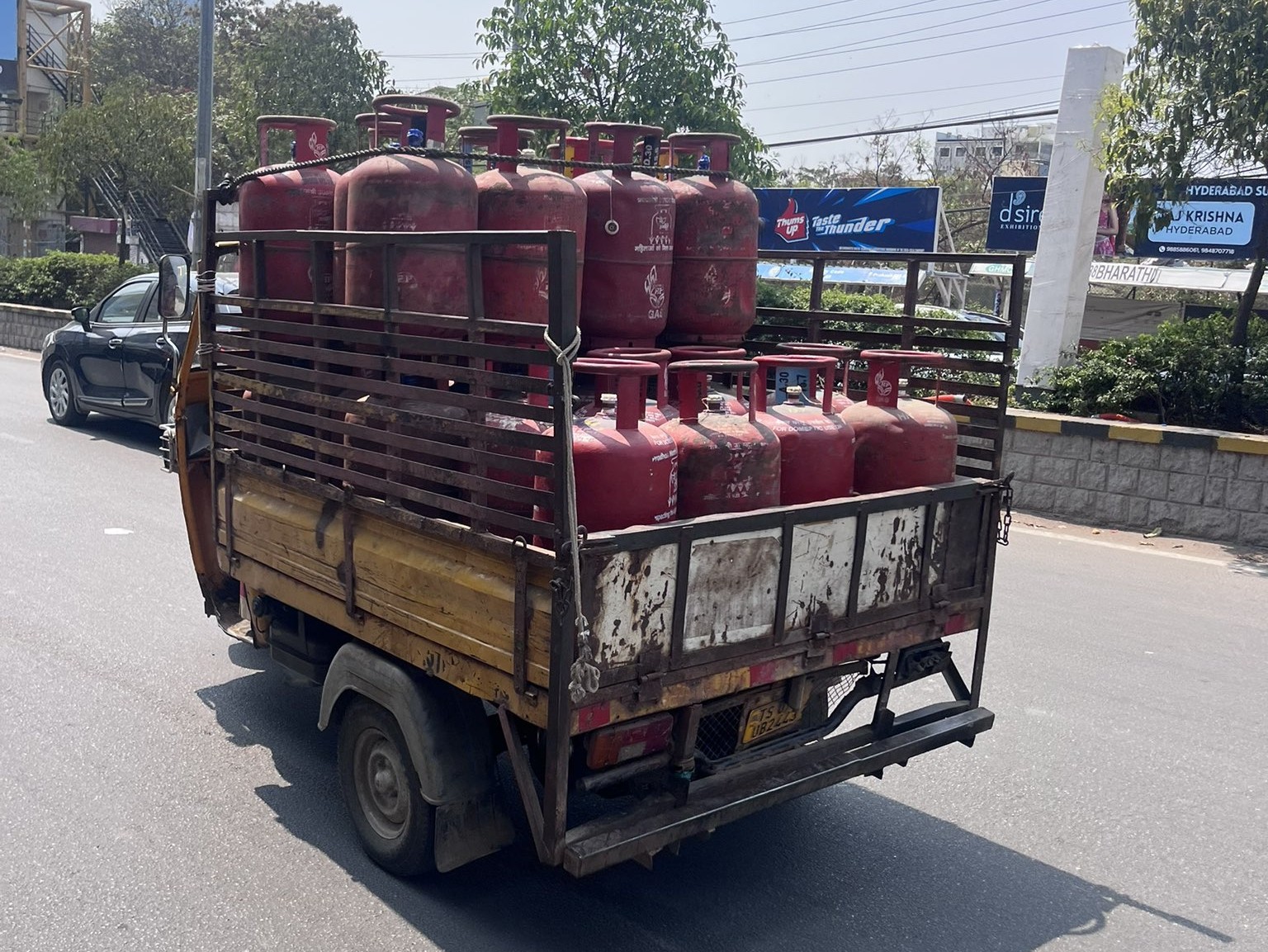 గృహ వినియోగ సిలిండర్ల పక్కదారి