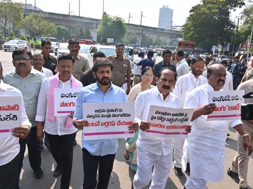 నిరసన కార్యక్రమంలో పాల్గొన్న ఎమ్మెల్సీలు