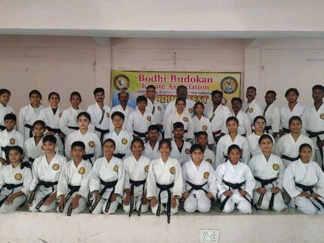 కరాటేలో 33 మందికి బ్లాక్ బెల్టులు అందజేత