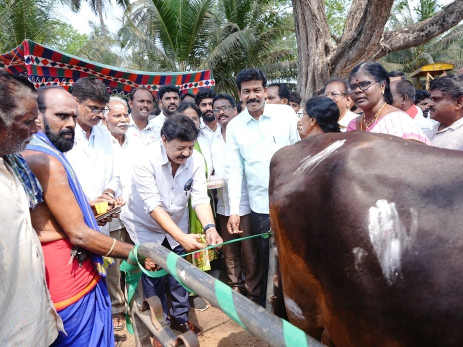 ఉచిత పశు వైద్య శిబిరాన్ని ప్రారంభించిన మంత్రి