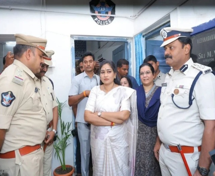 పోలీస్ స్టేషన్‌ను ఆకస్మికంగా తనిఖీ చేసిన హోంమంత్రి