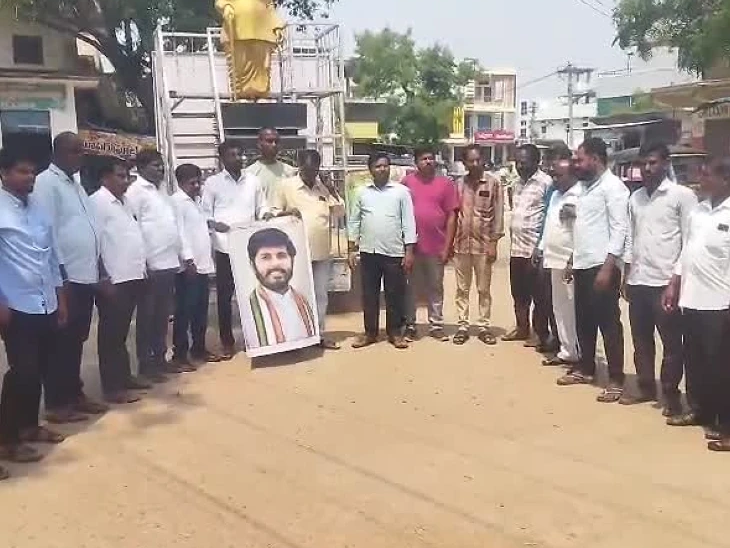 నియోజకవర్గ ఇన్‌ఛార్జ్ దిష్టిబొమ్మ దహనం