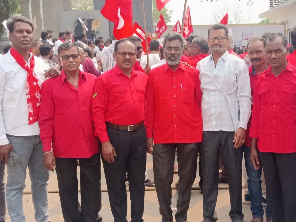 ‘సింగరేణి కార్మికుల సమస్యలు పరిష్కరించాలి”